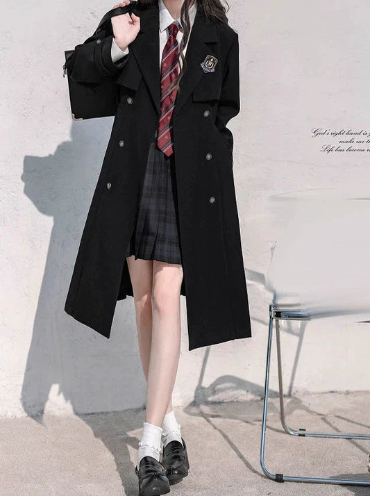 Trench-coat plissé en métal avec badge brodé en ruban noir et jupe chemise
