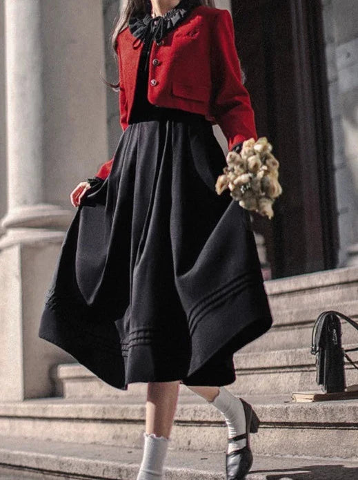 Veste lanterne rouge, manches de costume élégantes, volants, cravate, robe courte noire, ruban, rétro
