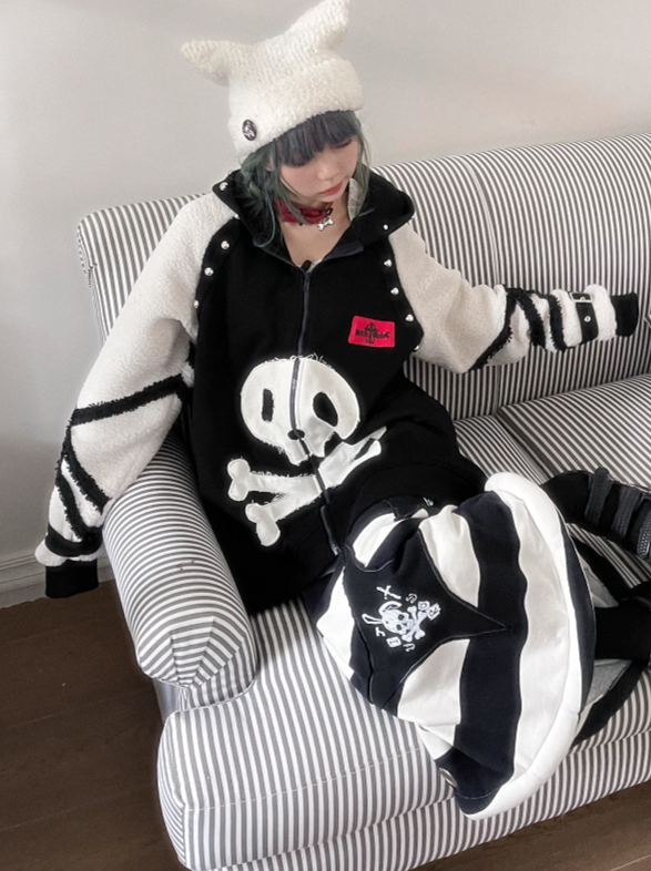 Raglan Riveted Zip-Up Skull Hoodie Sleeve