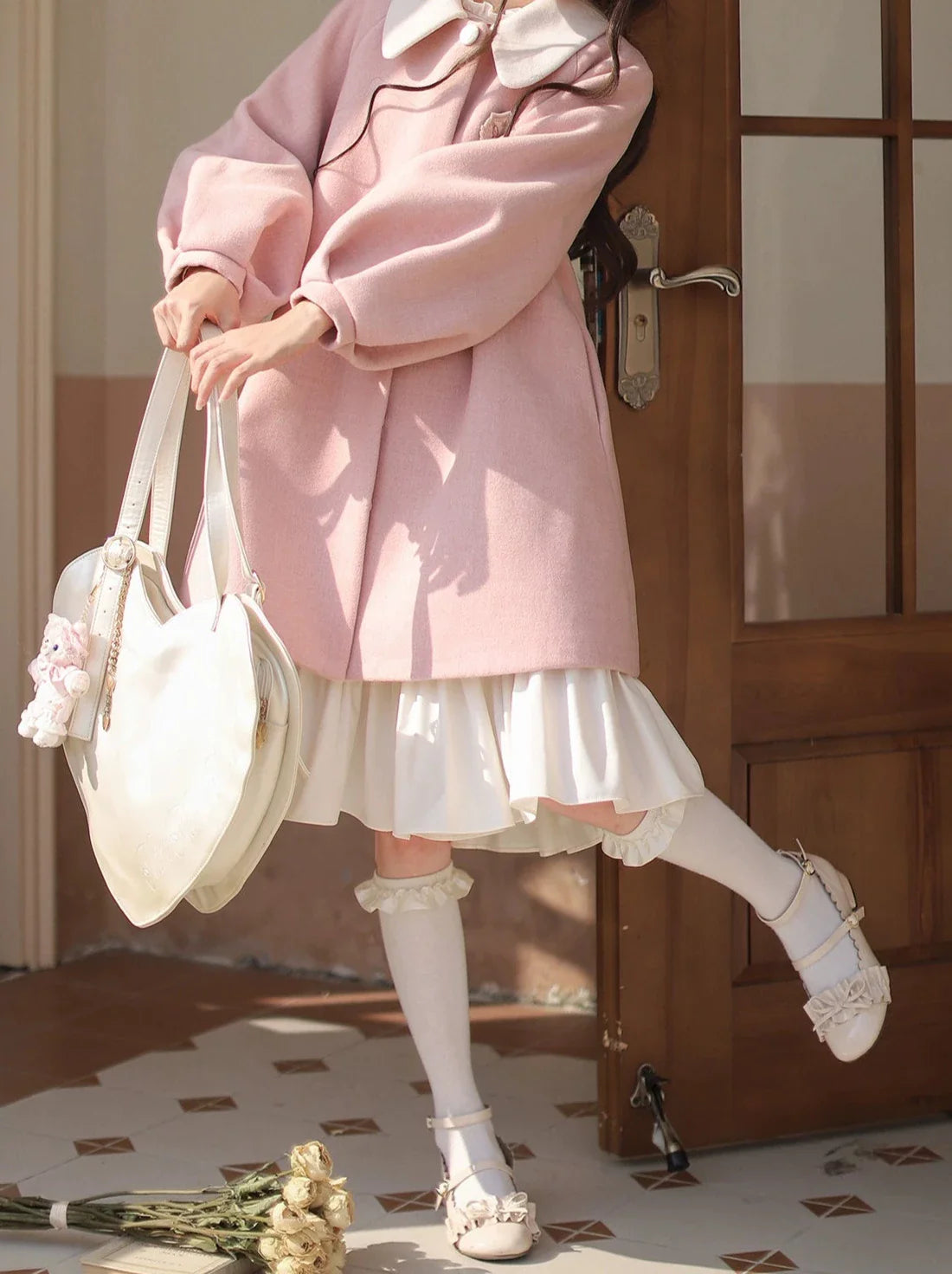 Manteau Lolita à col poupée + badge robe à volants blanc cassé + rose