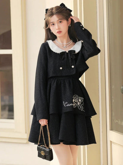 Robe veste noire parfumée, bretelles pailletées, rose et perles, costume court