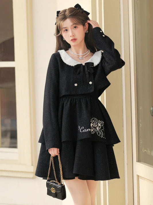Robe veste noire parfumée, bretelles pailletées, rose et perles, costume court