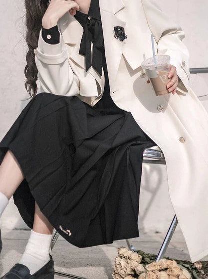 Jupe + Manteau plissé abricot Métal + Ruban noir Chemise universitaire Badge brodé Trench