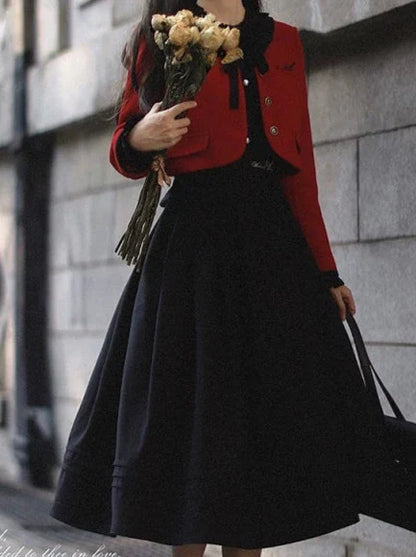Veste lanterne rouge, manches de costume élégantes, volants, cravate, robe courte noire, ruban, rétro