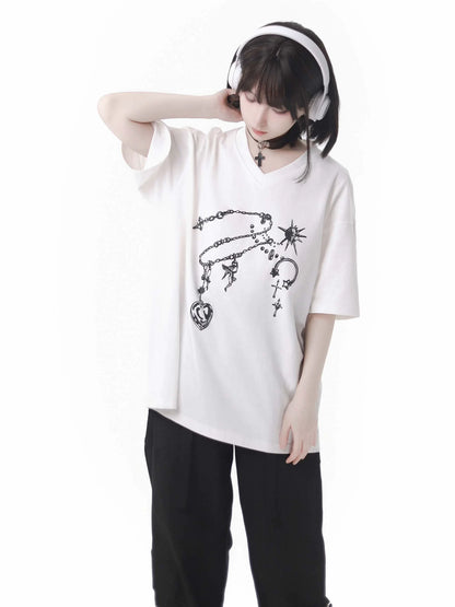 Schwarzes T-Shirt mit V-Ausschnitt und weißem Edelstein