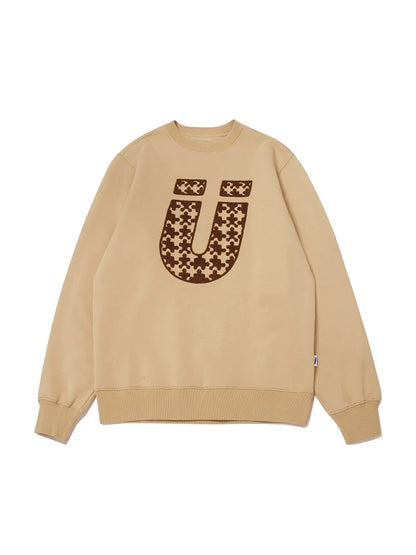 ブラウンモードにトレンドのロゴトレーナー