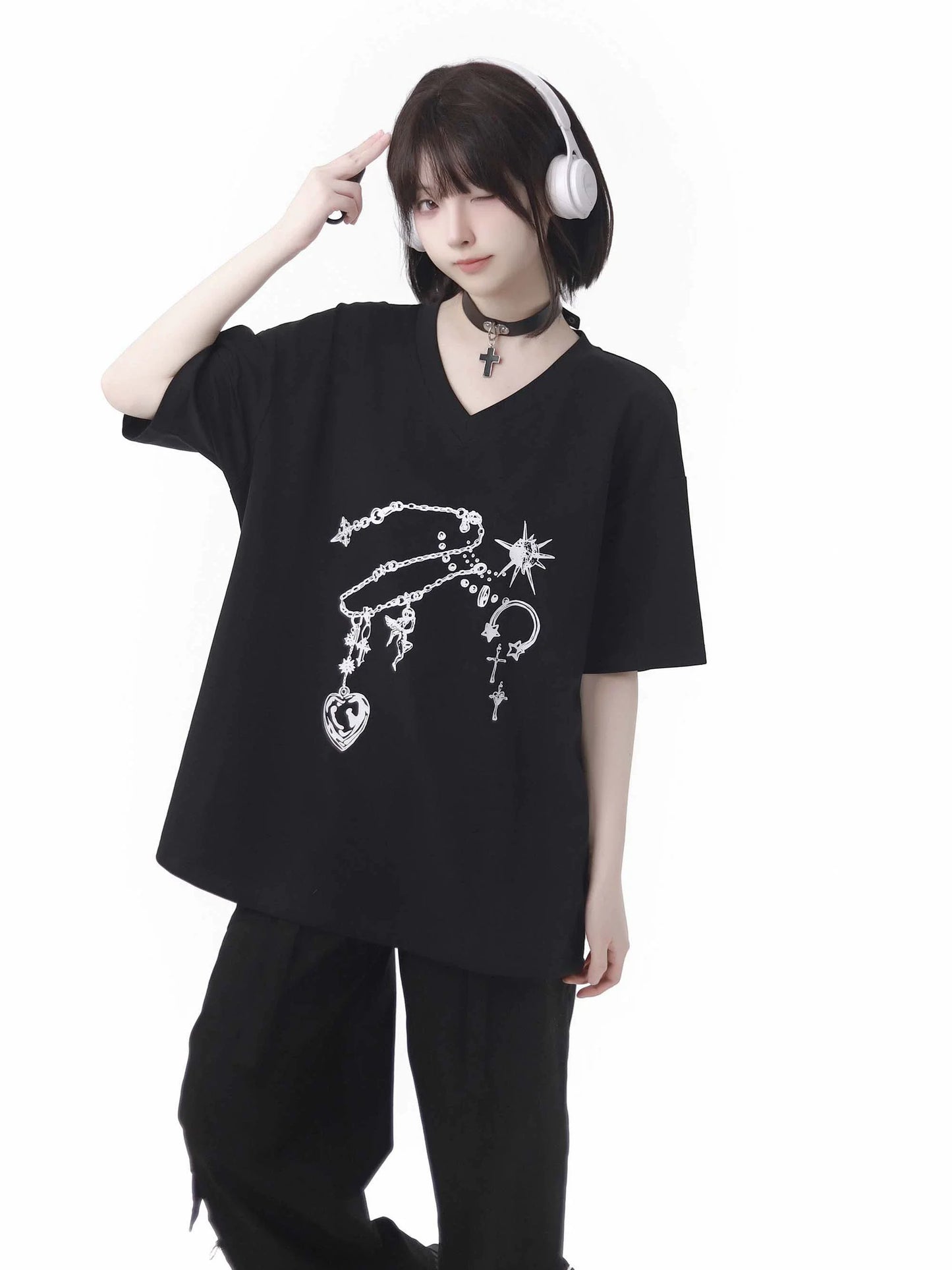 Schwarzes T-Shirt mit V-Ausschnitt und weißem Edelstein