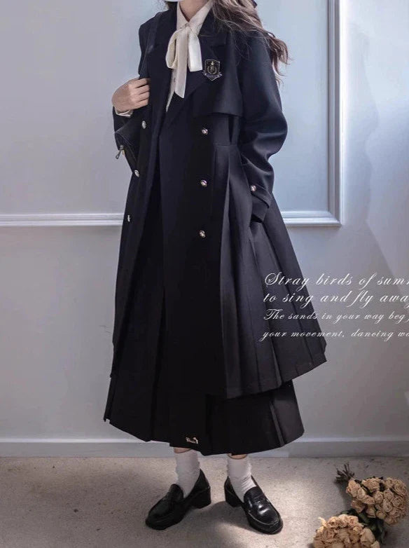 Trench-coat plissé en métal avec badge brodé en ruban noir et jupe chemise