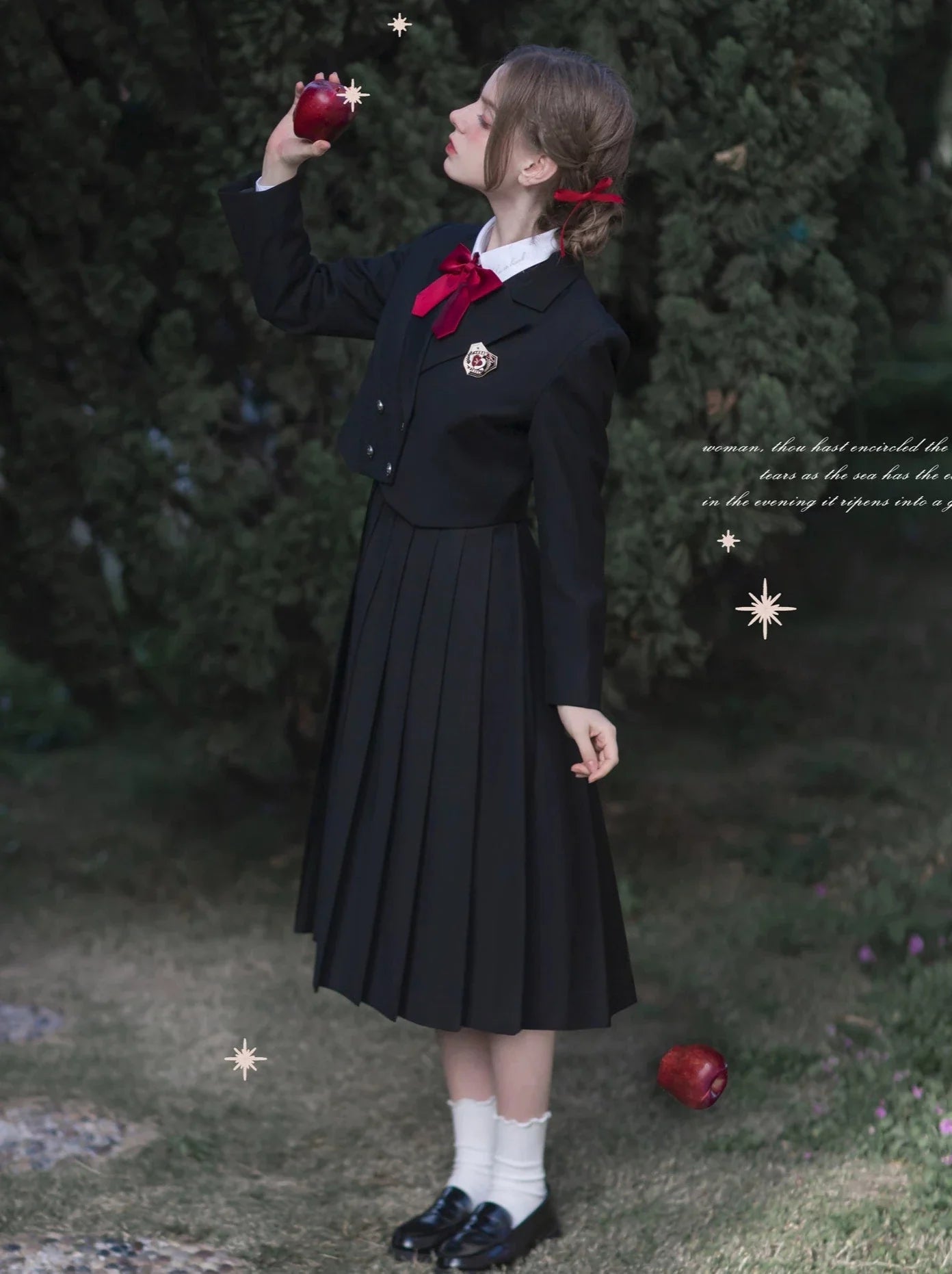 Prinzessinnen-Shirt, weiße Jacke, kurzes Kleid im V-Ausschnitt, College-Stil, schwarz, plissiert