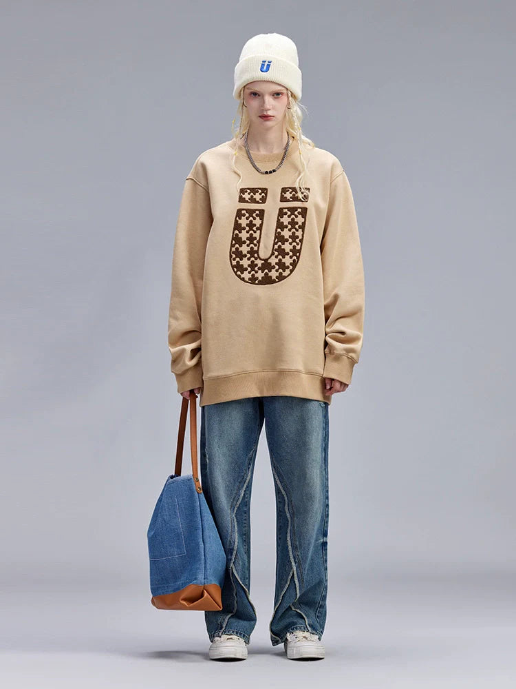 ブラウンモードにトレンドのロゴトレーナー