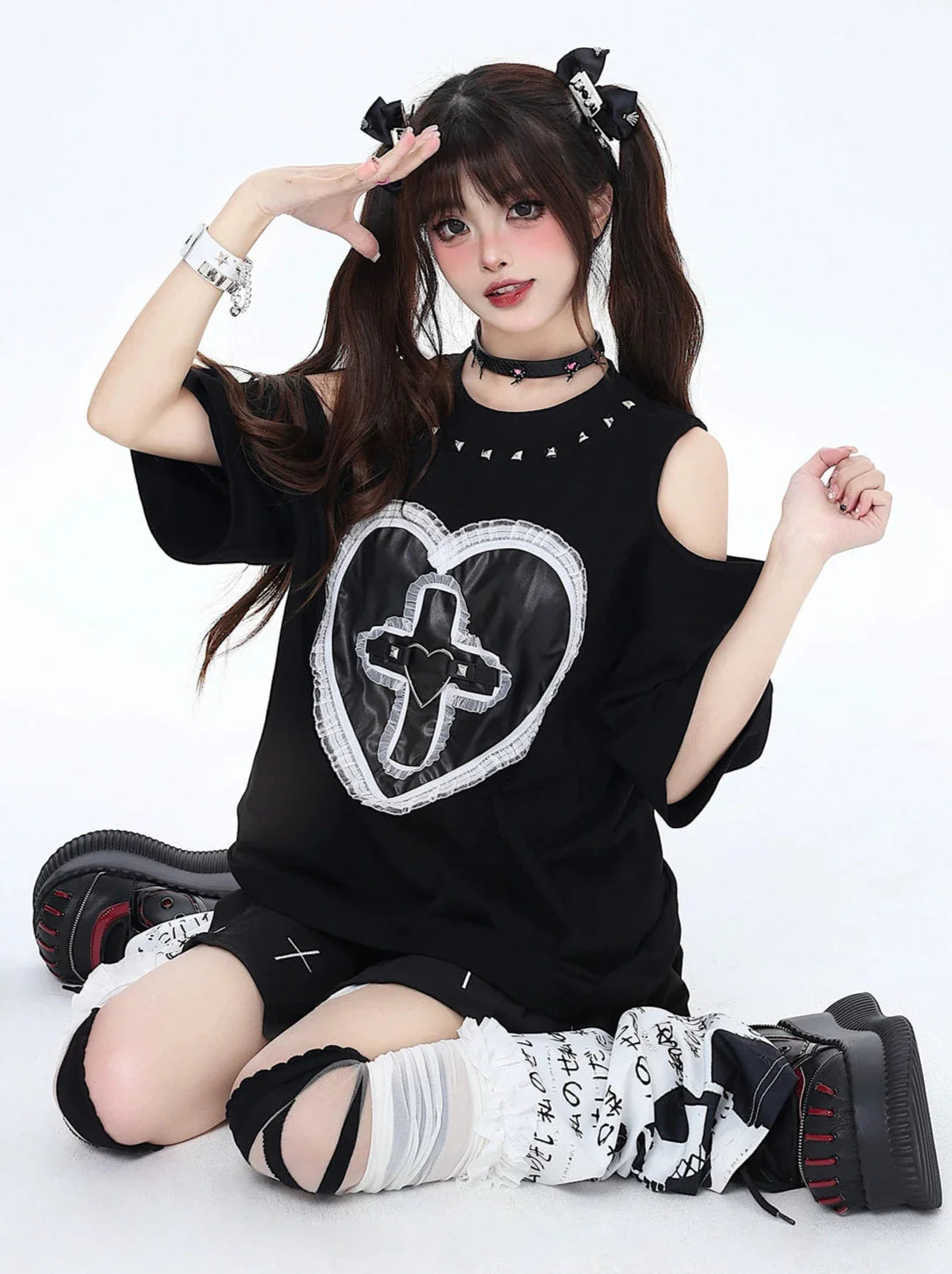 Dunkles T-Shirt mit genieteter Spitze Love Loose Open Shelder