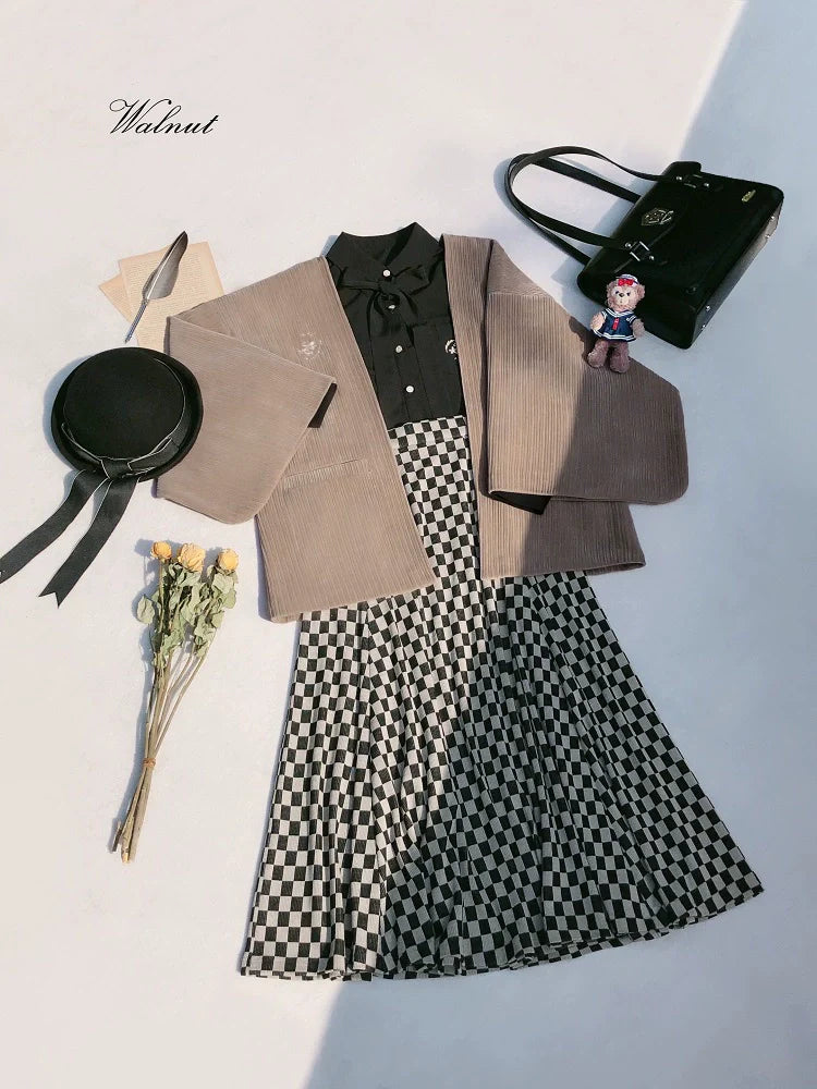Veste Showa grise cerise foncée à ruban, jupe plume + note, chemise en mousseline de soie à broche rétro à carreaux + jupe