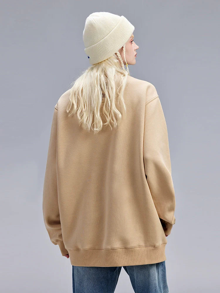 ブラウンモードにトレンドのロゴトレーナー