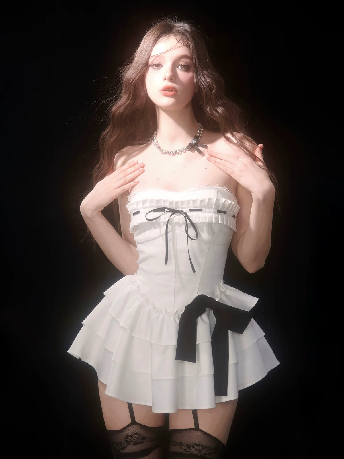 Hohes schwarzes Kleid mit weißem Ende, Rüschen, Kuchenband, Tube