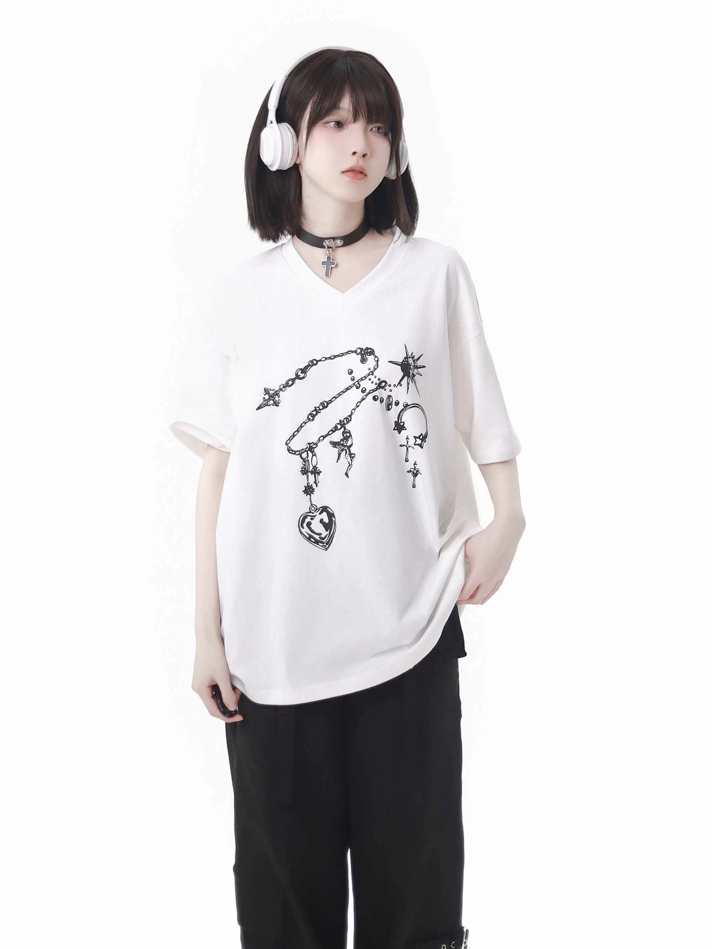 Schwarzes T-Shirt mit V-Ausschnitt und weißem Edelstein