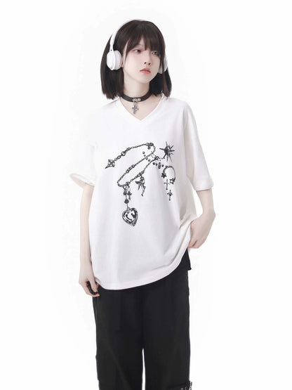Schwarzes T-Shirt mit V-Ausschnitt und weißem Edelstein