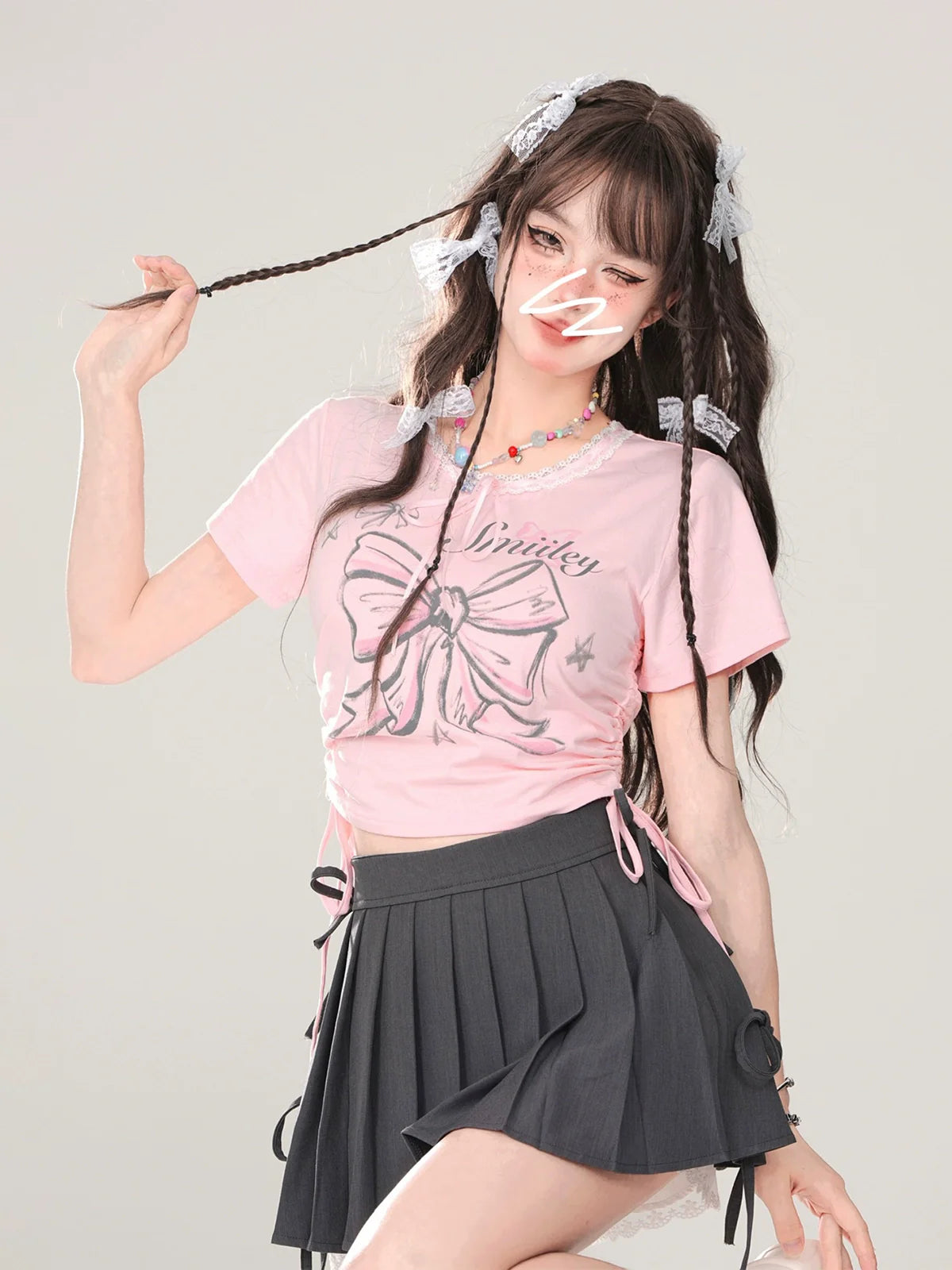 T-shirt slim court en dentelle avec cordon de serrage et ruban rose