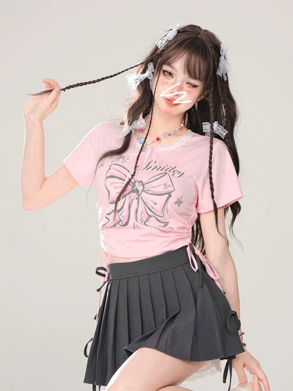 T-shirt slim court en dentelle avec cordon de serrage et ruban rose