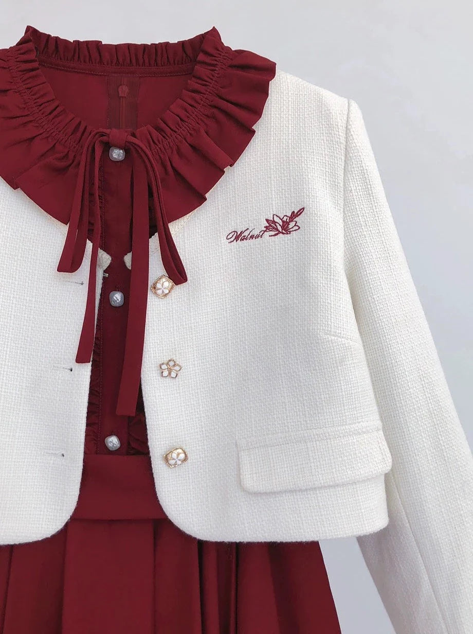 Veste courte blanche élégante avec logo rétro et taille basse