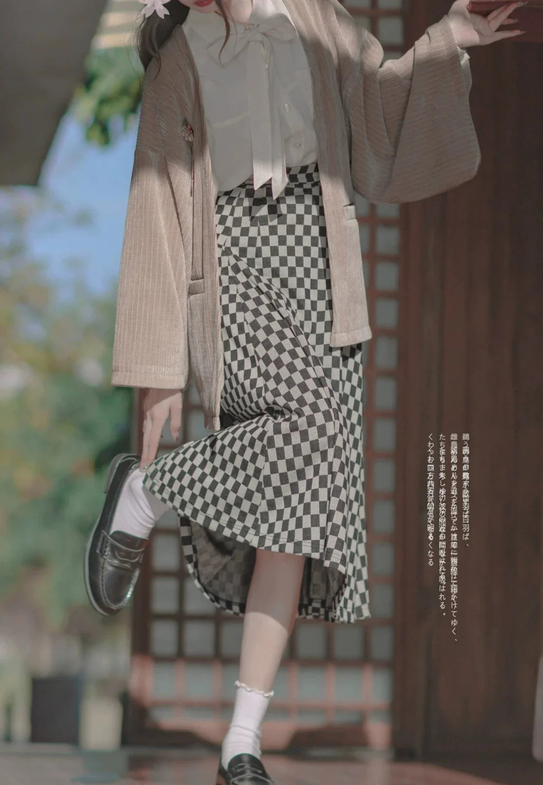 Jupe veste en mousseline rétro + jupe à carreaux en ruban et plumes foncées + broche Showa Note Gris cerise