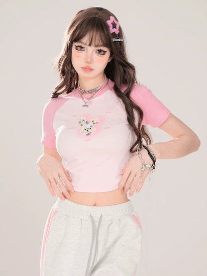 Süßes kurzes Raglan-T-Shirt mit Häschen