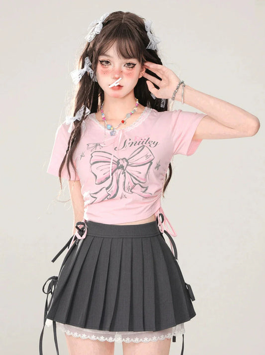 T-shirt slim court en dentelle avec cordon de serrage et ruban rose