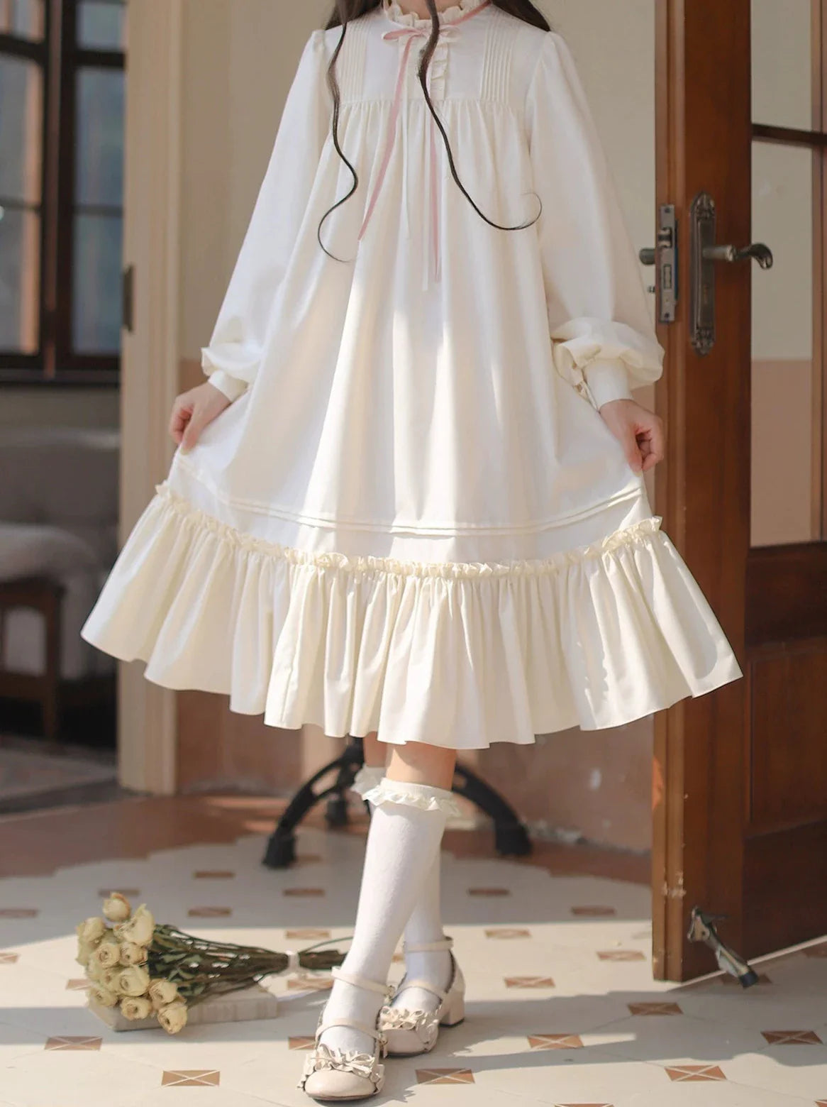 Manteau Lolita à col poupée + badge robe à volants blanc cassé + rose