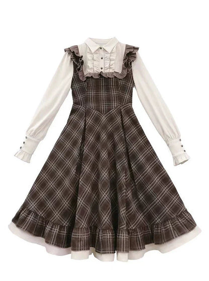 Robe rétro sans manches avec volume perlé et ceinture superposée, manteau à carreaux classique et accessoire en ruban marron