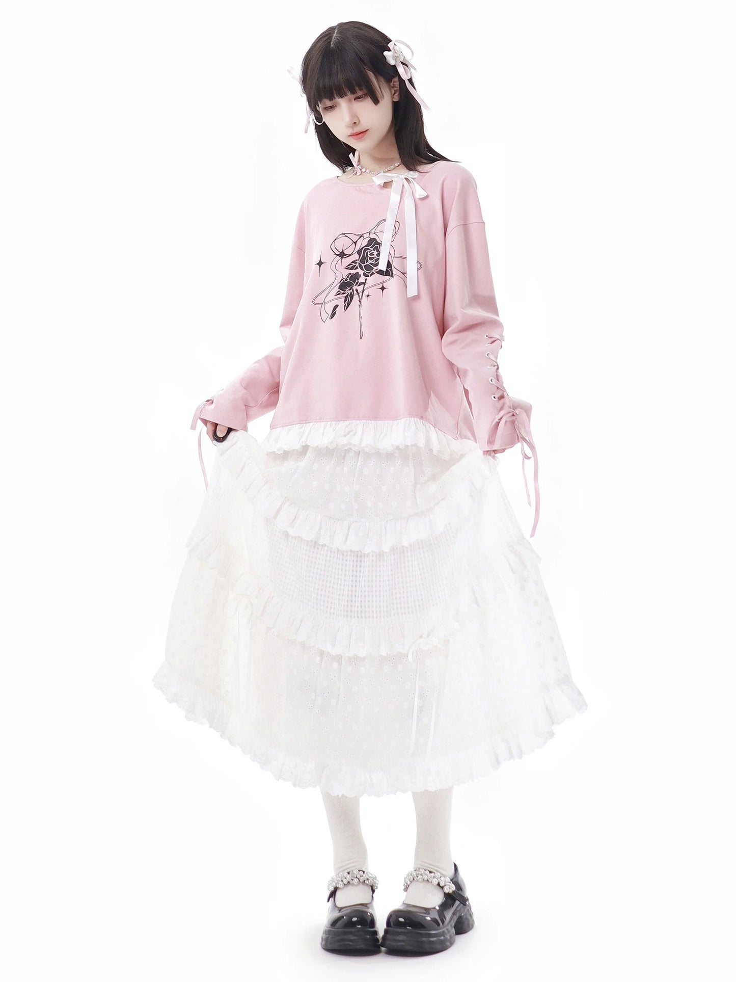 Ensemble haut en dentelle blanc et jupe fleurie rose