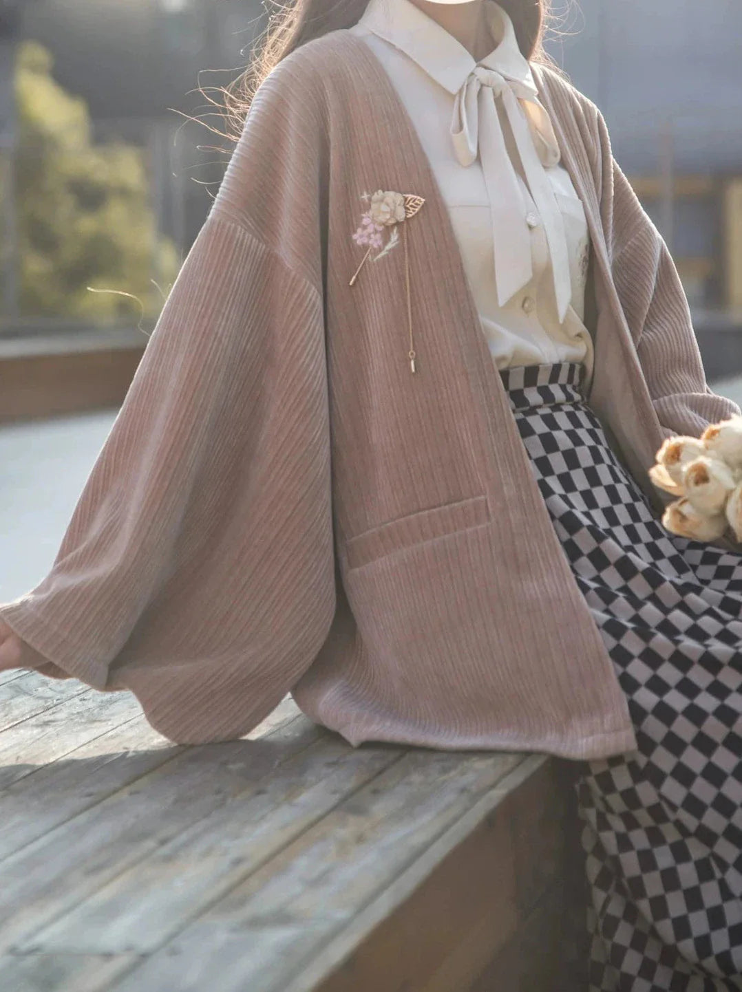 Veste Showa grise cerise foncée à ruban, jupe plume + note, chemise en mousseline de soie à broche rétro à carreaux + jupe