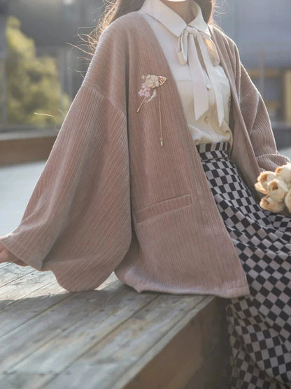 Veste Showa grise cerise foncée à ruban, jupe plume + note, chemise en mousseline de soie à broche rétro à carreaux + jupe