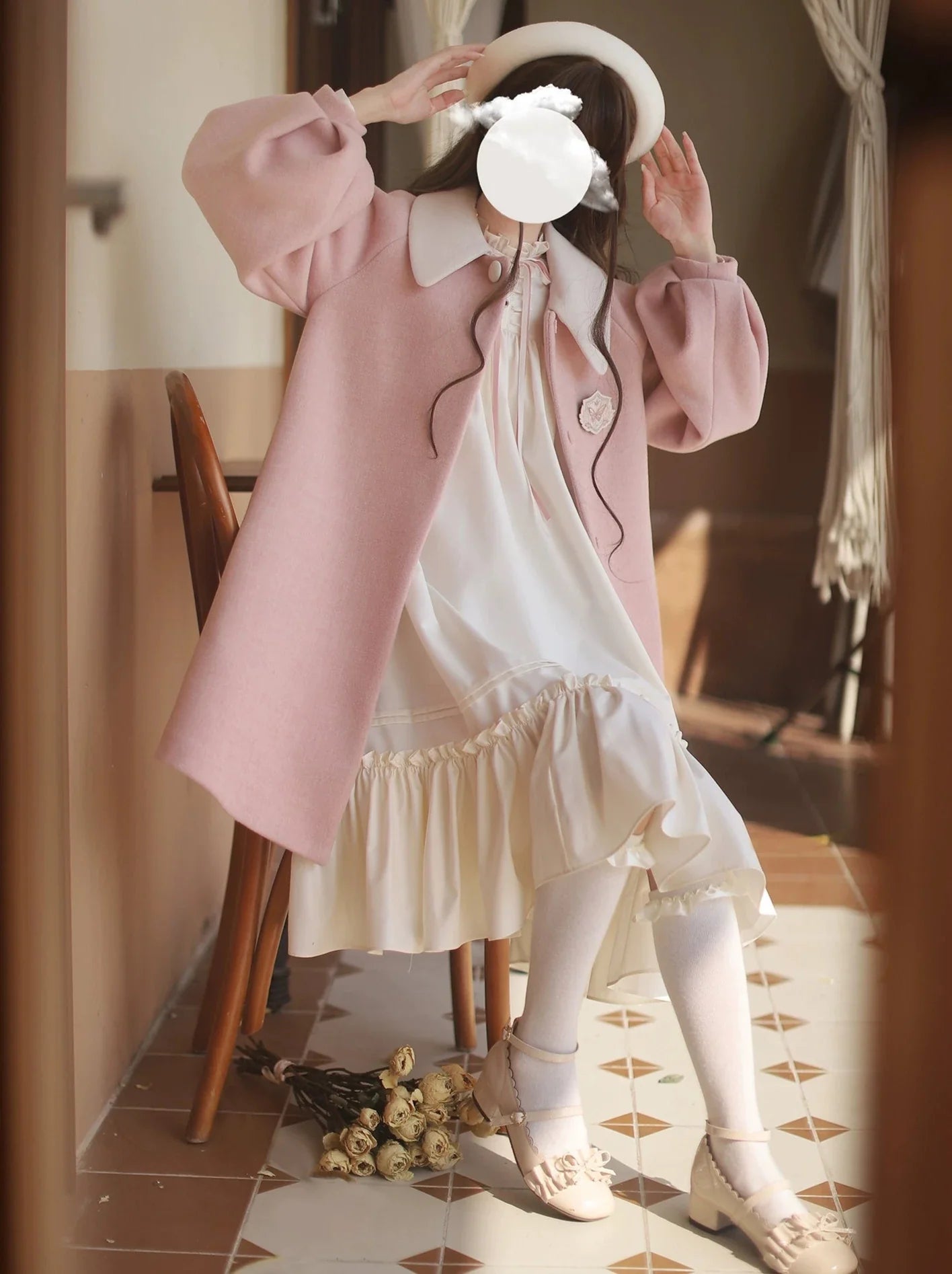 Manteau Lolita à col poupée + badge robe à volants blanc cassé + rose