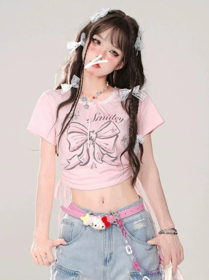 T-shirt slim court en dentelle avec cordon de serrage et ruban rose