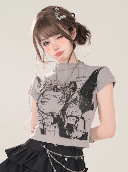 Kurzer Rollkragenpullover + kleines T-Shirt mit grauem Globus-Illustrationsärmel