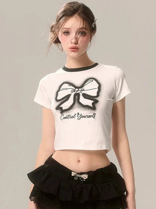 Schmales, bedrucktes weißes T-Shirt mit Schleife