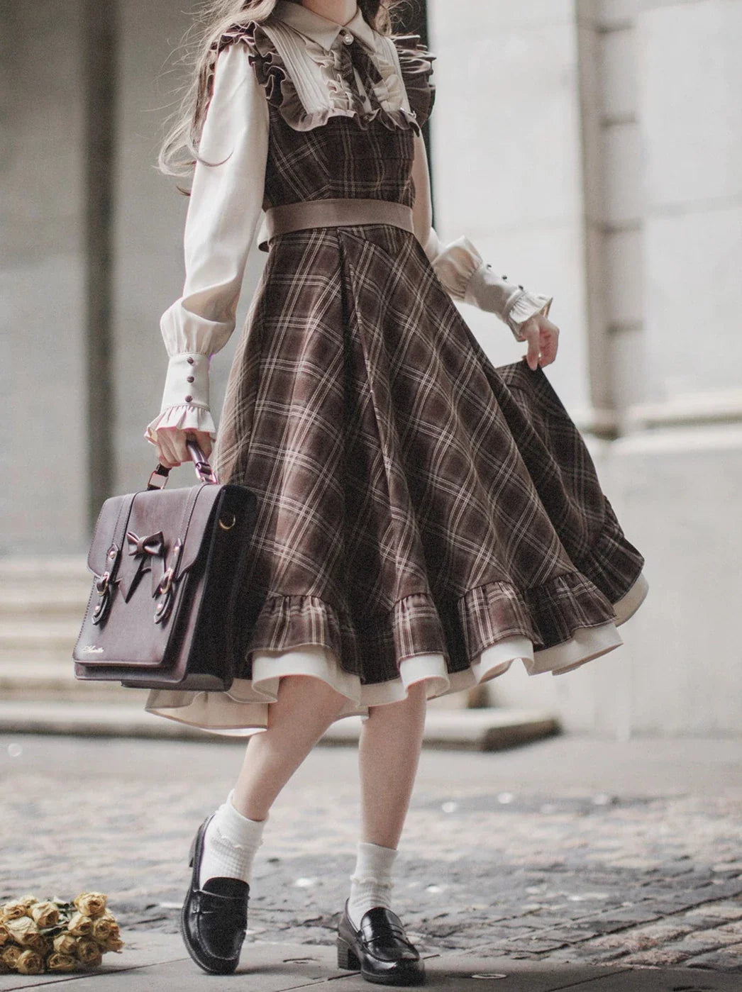 Robe rétro sans manches avec volume perlé et ceinture superposée, manteau à carreaux classique et accessoire en ruban marron