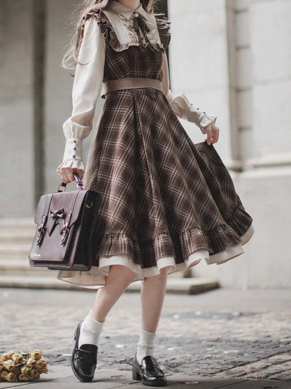Robe rétro sans manches avec volume perlé et ceinture superposée, manteau à carreaux classique et accessoire en ruban marron