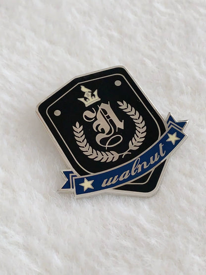 Jupe noire trench + badge en métal du collège + chemise plissée brodée avec ruban