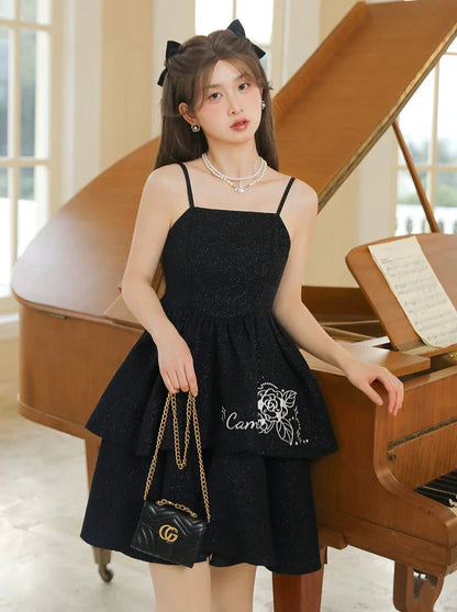 Robe veste noire parfumée, bretelles pailletées, rose et perles, costume court