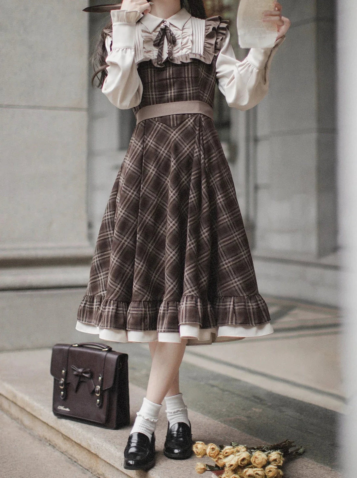 Robe rétro sans manches avec volume perlé et ceinture superposée, manteau à carreaux classique et accessoire en ruban marron