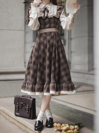 Robe rétro sans manches avec volume perlé et ceinture superposée, manteau à carreaux classique et accessoire en ruban marron