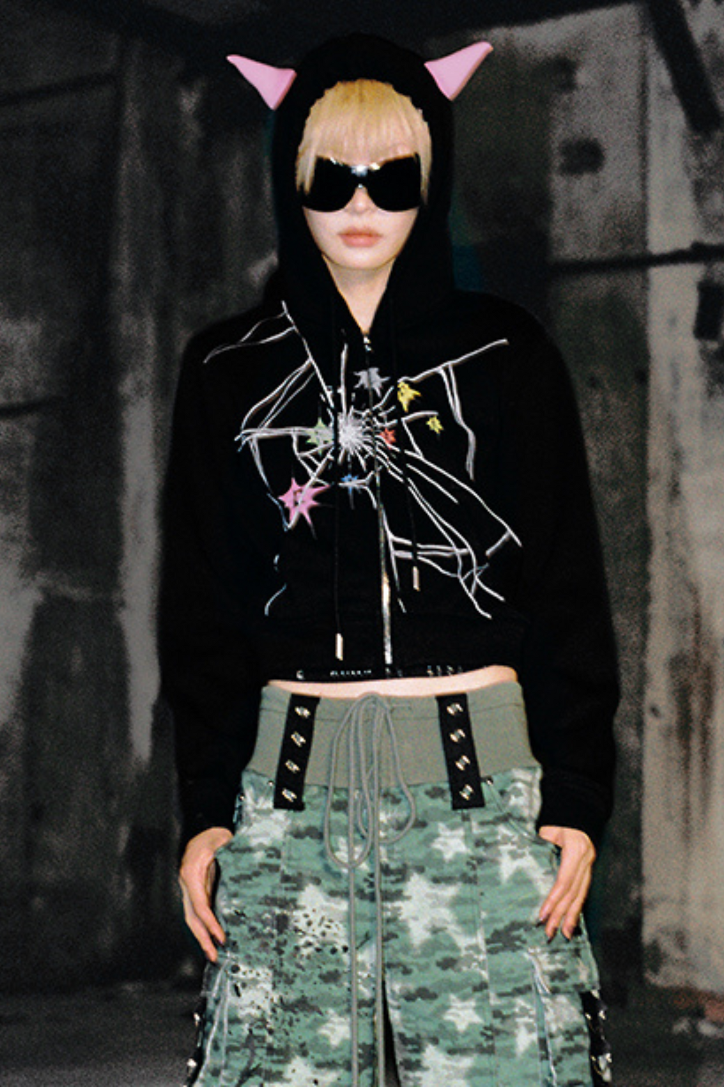 Devil Pointed Crackle Hooded Short Sweatshirt