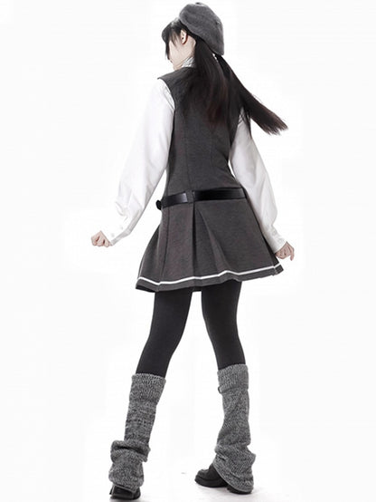 Robe en tricot gris foncé style preppy, sans manches, au-dessus du genou, avec ceinture à boucle