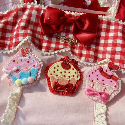 Brosche Sweet Pink/Rot Cake Trim Rüschen