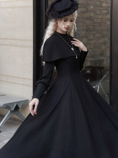 Robe noire élégante à manches longues et cape style gothique lolita
