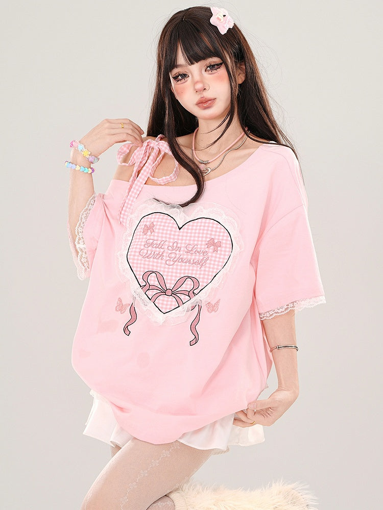 Milchgelb/Rosa kariertes T-Shirt mit Herz-Print, asymmetrischem Ausschnitt und Spitzenbesatz