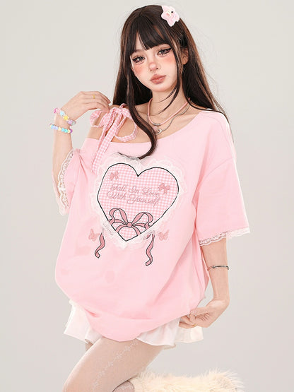 Milchgelb/Rosa kariertes T-Shirt mit Herz-Print, asymmetrischem Ausschnitt und Spitzenbesatz