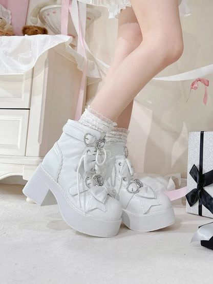 Mattweiße Jirai-Stiefel mit Schnürung und Kei-Schnallen, Sweetheart-Ausschnitt und Strasssteinen