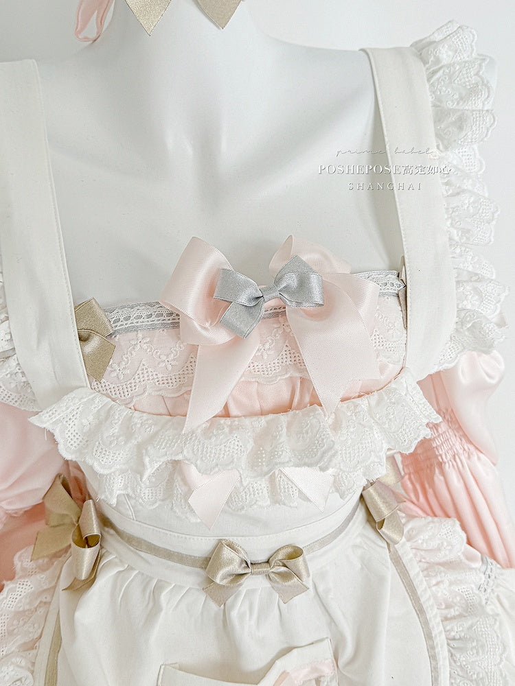 Robe bouffante sans bretelles à volants et taille basque, tablier blanc et rose