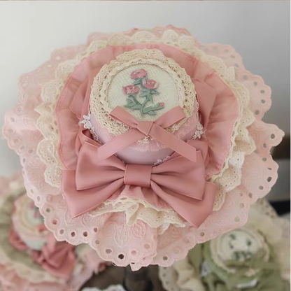 Chapeau haut de forme à bordure en dentelle et broderie florale